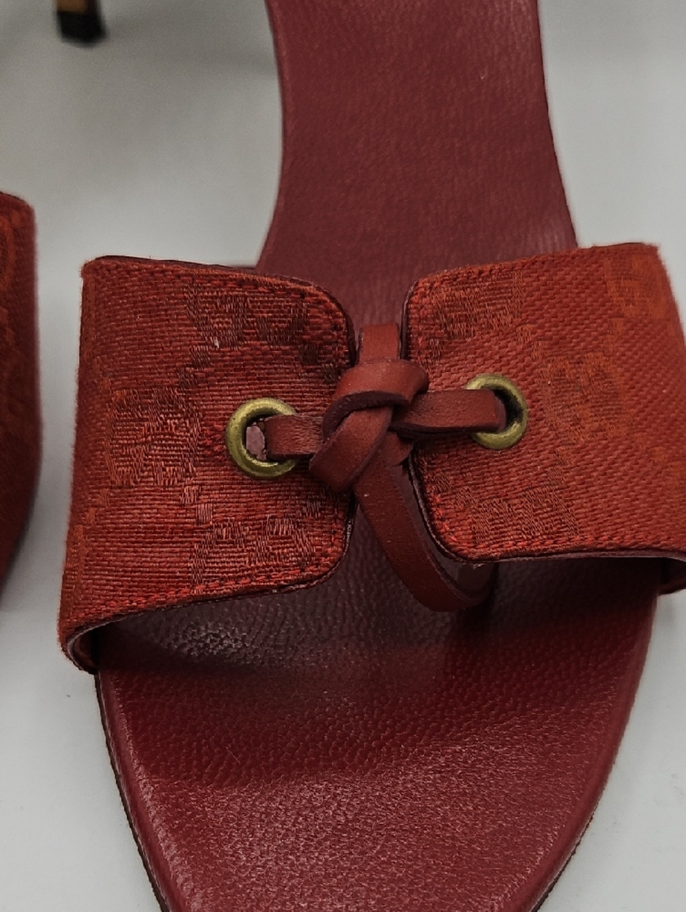 Gucci Red Leather Knot Slide Heels with Gold-Tone Detail - Picture 5 of 17